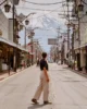 Calla Honcho en el pueblo de Shimoyoshida con el Fuji al fondo