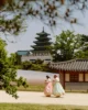 Coreanas usando el móvil en el palacio Gyeongbokgung