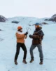 Perfectamente equipados durante el trekking por el glaciar
