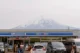 El Monte Fuji desde la tienda de conveniencia Lawson en el pueblo de Kawaguchiko