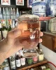 Vaso de sake con flores de sakura dentro