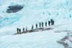 Grupo haciendo un trekking por el glaciar