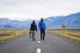 Caminando por una carretera en Islandia
