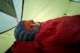 Davi bien abrigado metido en su saco de dormir durante el verano en Islandia
