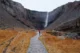 Eri llegando a la cascada de Hengifoss, una de las más altas de Islandia