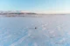Caminando sobre el lago congelado de Laugarvatn en invierno