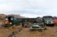 Tienda en formato autobús y mesas de picnic en el camping de Landmannalaugar