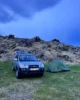 Nuestro coche y tienda rodeado del campo de lava en el camping de Hellissandur a las 12 de la noche