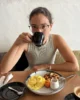 Dándonos un capricho en una cafetería de Kuala Lumpur