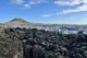 Vista del campo de lava, pueblo de Heimaey y volcán Helgafell al fondo