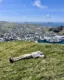 Eri tumbada en la pradera durante el trekking de Heimaklettur