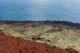 Diferentes texturas y colores de la grava, el campo de lava y el océano durante la ascensión al volcán Eldfell