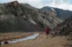 Con las montañas azules de Bláhnúkur al fondo
