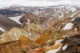 Montañas de riolita con nieve en Landmannalaugar a principios de junio