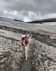 Atravesando el nevero en la parte más alta del trekking