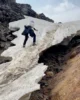 Eri subiendo por un nevero en Landmannalaugar
