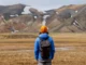 Frente a las montañas naranjas de riolita en Landmannalaugar