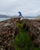 Saltando una grieta volcánica en el mirador del lago Frostastaðavatn