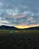 Tiendas de campaña en el camping con puesta de sol incluida