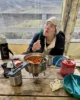 Cenando pasta en la carpa común del refugio de Emstrur con todo el kit de camping