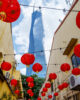 Vista de la torre Merdeka 118, el edificio más alto de Malasia, desde una de las callejuegas de Chinatown