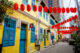 Una de las calles de Chinatown repleta de farolillos