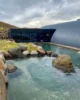 Piscina con el bar en Hvammsvik (puedes pedir desde el agua)