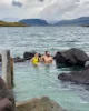 De casual en las aguas termales de Hvammsvik con el fiordo de fondo