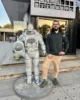 Davi con un astronauta de terracota