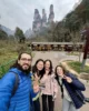 Selfie con nuestras amigas chinas con Three Sisters Peaks al fondo