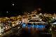 Ciudad de Fenghuang iluminada por la noche