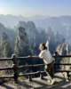 Eri feliz admirando las vistas en uno de los infinitos miradores