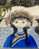 Mural de una chica con el traje tradicional de la etnia Tujia