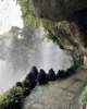 Pasarela detrás de la cascada
