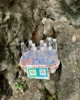 Botellas de agua en medio de la subida a un mirador en Xingping con los códigos QR de Alipay y WeChat