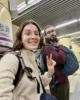 Cargados con nuestras mochilas camino al tren nocturno Pekín - Pingyao