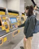 Davi pagando con Alipay los billetes de metro