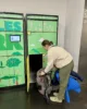 Dejando las mochilas en el centro comercial Raffles City para ir a la muralla