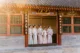 Chicas con los trajes tradicionales posando en el Palacio de Verano en Pekín