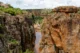 Puente sobre las formaciones rocosas de Bourke's Luck Potholes
