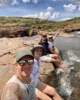 Refrescando los piececitos con nuestros amigos de @cualquierdestino en Bourke's Luck Potholes