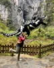 Eri camuflada entre los dinobots de Wulong