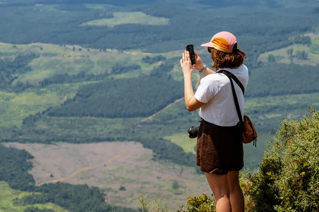Eri pillando señal en un mirador de la Ruta Panorama