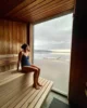Eri en la sauna de Fontana con vistas al lago Laugarvatn