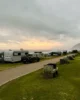 Parcelas del camping de Tsitsikamma con su barbacoa y vistas al mar