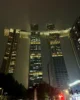 Edificio Raffles City iluminado por la noche