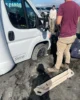 Autocaravana atascada en un parking de arena y grava