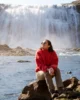 Eri sentada frente a Þórufoss de camino a Snæfellsnes