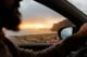 Atardecer en Vík sobre Reynisdrangar desde la ventanilla del coche