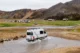 Sprinter 4x4 de CampEasy cruzando el río frente al camping de Landmannalaugar